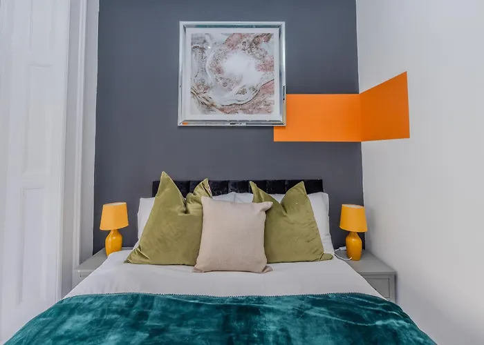 2 Bedroom Flat Next To Brighton Station & Beach I Sleep 8 Guests