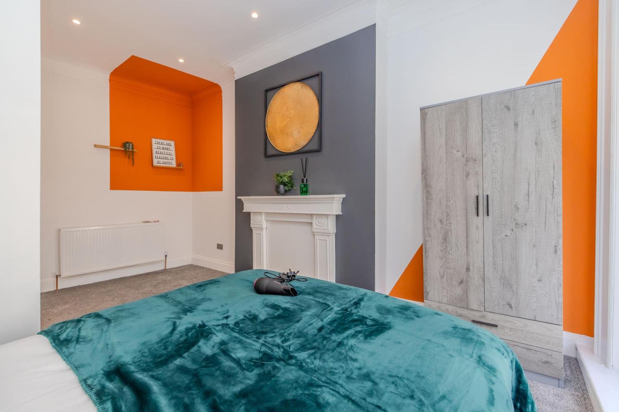 2 Bedroom Flat Next To Station & I Sleep 8 Guests Apartment