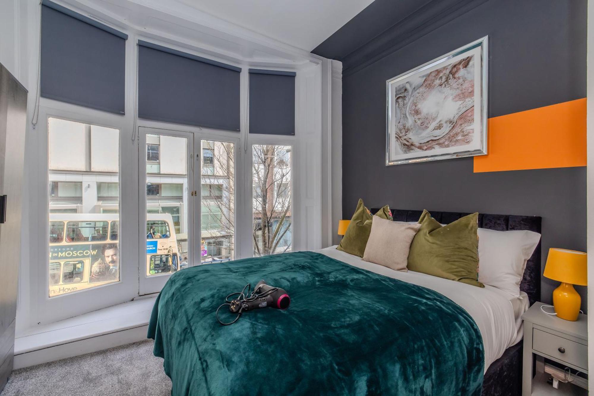 Apartment 2 Bedroom Flat Next To Station & I Sleep 8 Guests