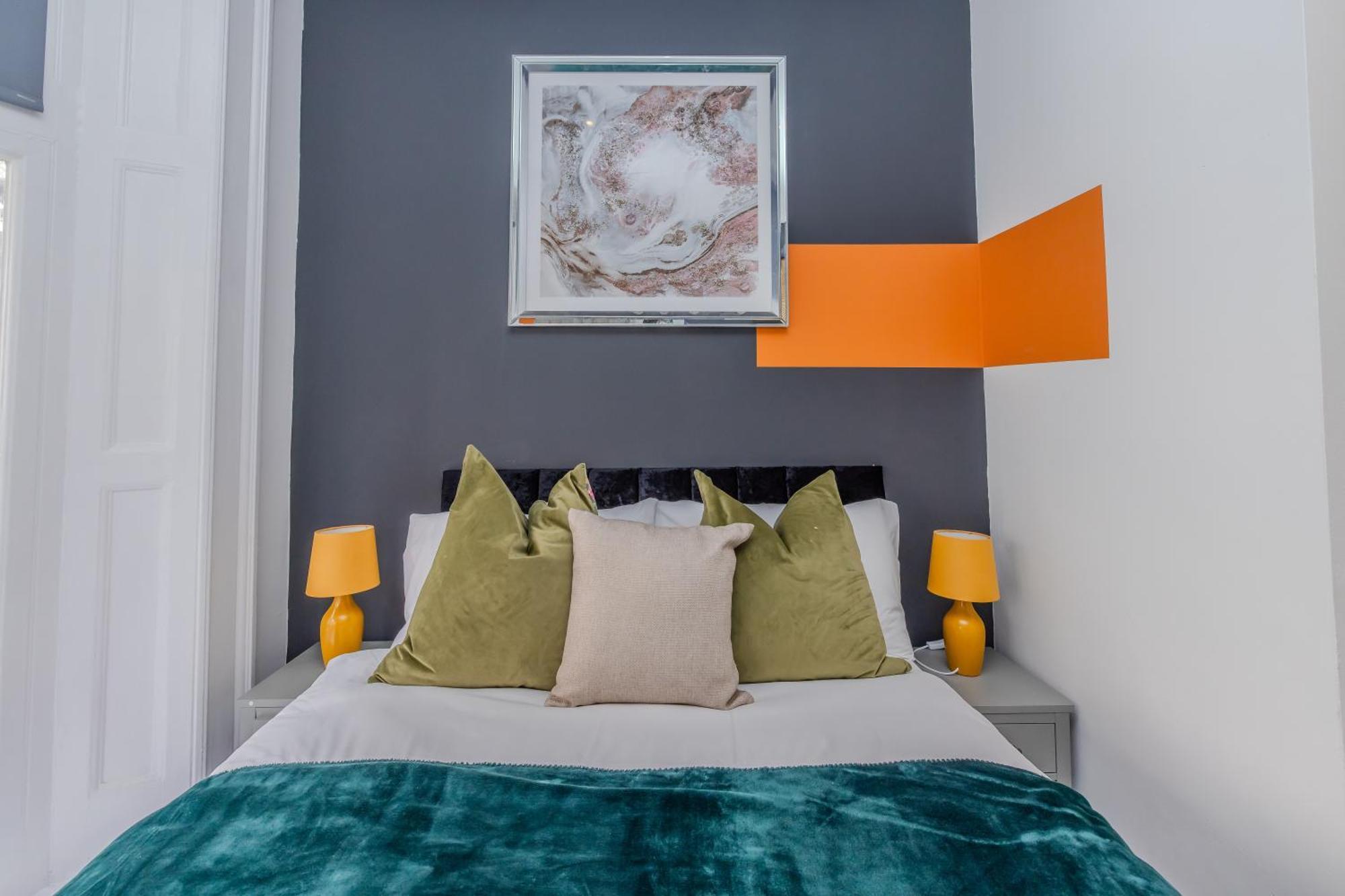 Apartment 2 Bedroom Flat Next To Station & I Sleep 8 Guests