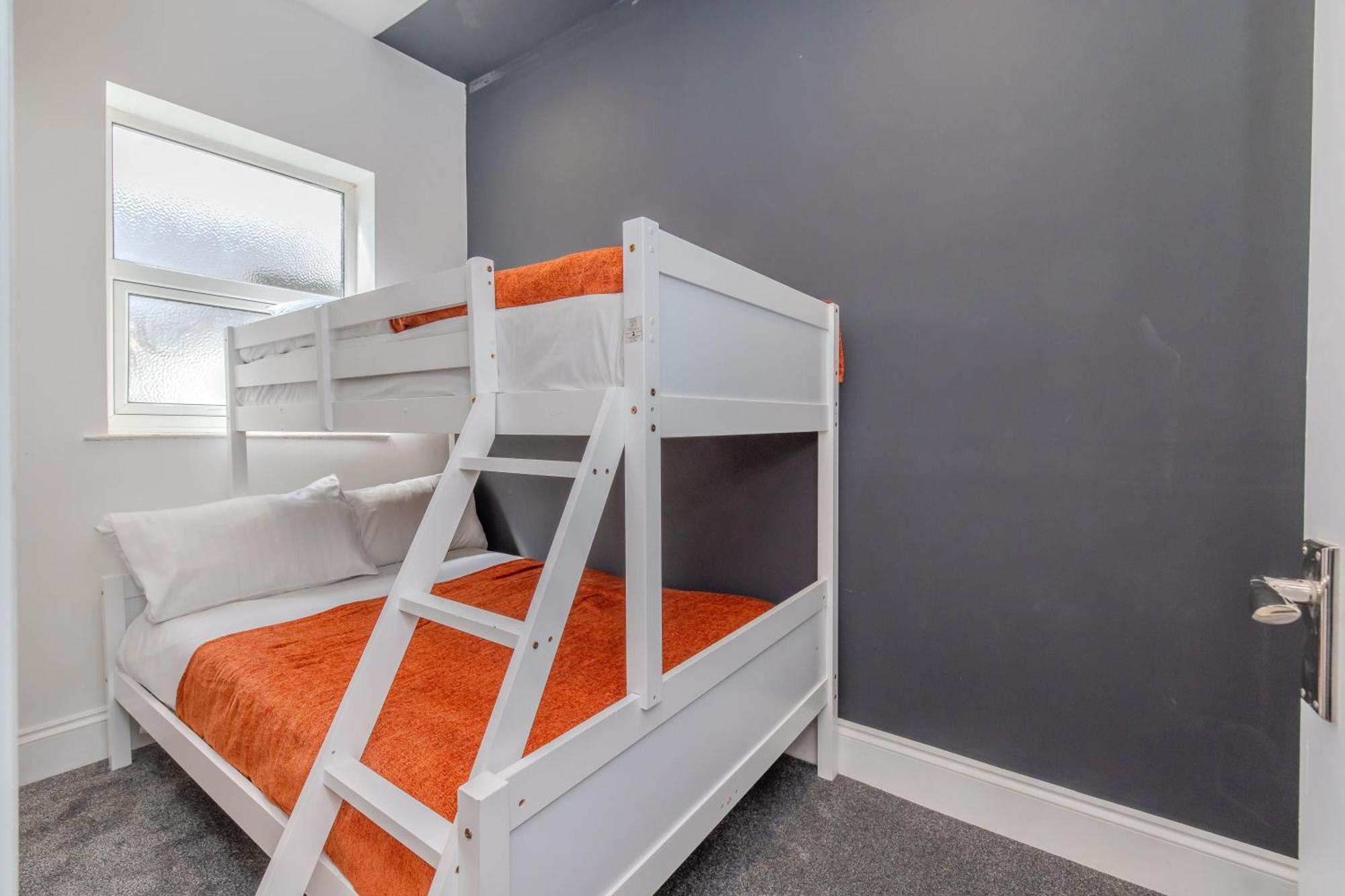 Apartment 2 Bedroom Flat Next To Station & I Sleep 8 Guests *