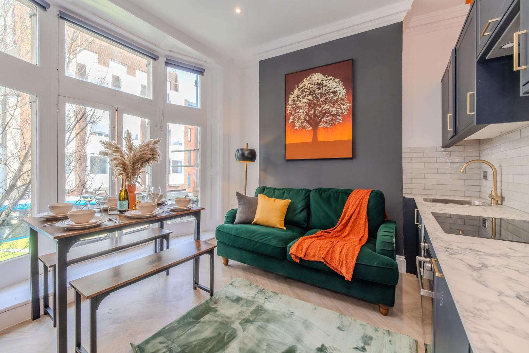 2 Bedroom Flat Next To Station & I Sleep 8 Guests Apartment