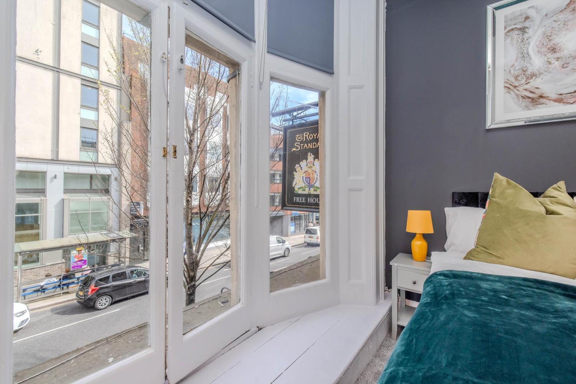 2 Bedroom Flat Next To Station & I Sleep 8 Guests Apartment *